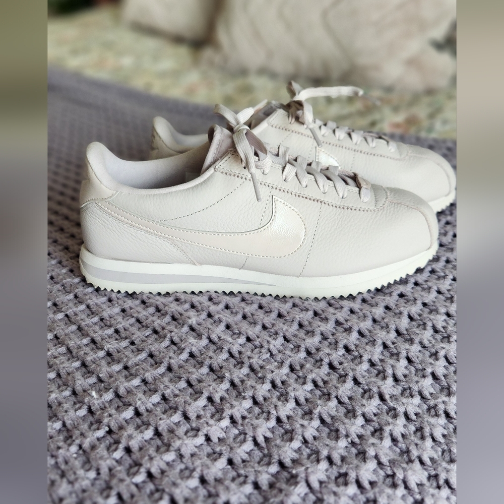 Sz 9 Nike Women's Cortez Sneakers